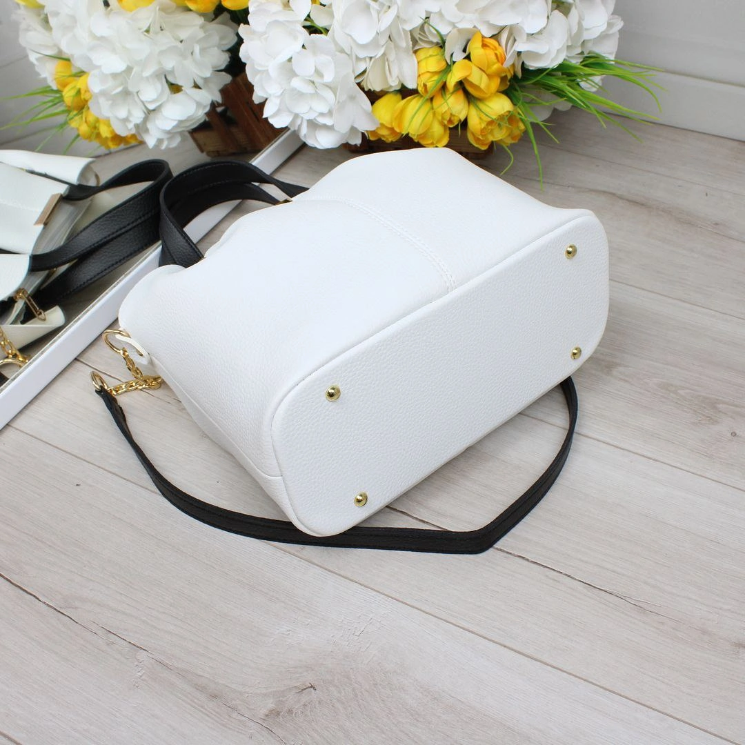 Стильна сумка біла класична для літніх подорожей зі шкірзаму